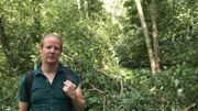 Axel Demonty devant un pommier, qui n'a pas été coupé parce que le lérot raffole de ses fruits Axel Demonty devant un pommier, qui n'a pas été coupé parce que le lérot raffole de ses fruits
