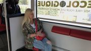Caroline aime prendre le bus sur le temps de midi. C'est autre chose le matin... Caroline aime prendre le bus sur le temps de midi. C'est autre chose le matin...