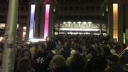 Migrants: une centaine de personnes devant la gare du Nord pour une chaîne humaine Migrants: une centaine de personnes devant la gare du Nord pour une chaîne humaine