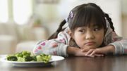 Votre enfant refuse de manger ce que vous lui servez ? Le forcer pourrait s'avérer contre-productif Votre enfant refuse de manger ce que vous lui servez ? Le forcer pourrait s'avérer contre-productif