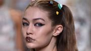 Karl Lagerfeld n'a pas manqué d'alimenter la tendance fun chez Fendi, comme le montre ici où Gigi Hadid. Karl Lagerfeld n'a pas manqué d'alimenter la tendance fun chez Fendi, comme le montre ici où Gigi Hadid.