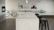 À la fois subtil et dominant : un îlot de cuisine dans les tons beige. Ici, Dekton Kitchen Lunar de Cosentino. À la fois subtil et dominant : un îlot de cuisine dans les tons beige. Ici, Dekton Kitchen Lunar de Cosentino.