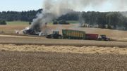 Une moissonneuse-batteuse en feu à Mettet, impressionant dégagement de fumées Une moissonneuse-batteuse en feu à Mettet, impressionant dégagement de fumées