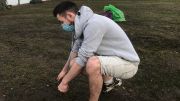 Ce matin, cet étudiant ramassait les déchets restant. Ce matin, cet étudiant ramassait les déchets restant.