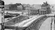 Cette photo de 1973 montre la Porte de Brandebourg, alors symbole de la division à Berlin Cette photo de 1973 montre la Porte de Brandebourg, alors symbole de la division à Berlin