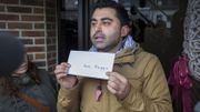 Samir Hamrad, porte-parole des marcheurs afghans, a symboliquement déposé un billet d'avion pour Kaboul dans la boîte aux lettres de la secrétaire d'Etat à l'Asile et à la Migration Maggie De Block Samir Hamrad, porte-parole des marcheurs afghans, a symboliquement déposé un billet d'avion pour Kaboul dans la boîte aux lettres de la secrétaire d'Etat à l'Asile et à la Migration Maggie De Block