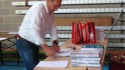 Edi Mestriner, le directeur du Collège Sainte-Marie à Saint-Ghislain ouvre le cellophane emballant les précieuses questions Edi Mestriner, le directeur du Collège Sainte-Marie à Saint-Ghislain ouvre le cellophane emballant les précieuses questions