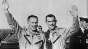 Neil Armstrong (à gauche) et David R. Scott de retour au Centre spatial Kennedy après que l'USS Mason ait récupéré Gemini 8 dans l'océan Pacifique. Neil Armstrong (à gauche) et David R. Scott de retour au Centre spatial Kennedy après que l'USS Mason ait récupéré Gemini 8 dans l'océan Pacifique.