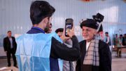 Le président Ashraf Ghani au bureau de vote passe un test biométrique destiné à éviter la fraude. Le président Ashraf Ghani au bureau de vote passe un test biométrique destiné à éviter la fraude.