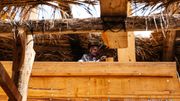 A Sour, sur un petit chantier en plein air, les ouvriers construisent toujours les boutres, les bateaux traditionnels, selon le savoir-faire ancestral et quasiment sans machine. A Sour, sur un petit chantier en plein air, les ouvriers construisent toujours les boutres, les bateaux traditionnels, selon le savoir-faire ancestral et quasiment sans machine.