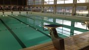 La piscine compte aussi un jacuzzi et des bancs. La piscine compte aussi un jacuzzi et des bancs.