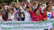 Des travailleuses du textile manifestent devant une usine du Cambodge pour réclamer un salaire vital le 7 octobre 2017. Des travailleuses du textile manifestent devant une usine du Cambodge pour réclamer un salaire vital le 7 octobre 2017.