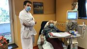 Le docteur Thomas Dossin, au service de dialyse de l'hôpital de Nivelles, avec un patient non-COVID Le docteur Thomas Dossin, au service de dialyse de l'hôpital de Nivelles, avec un patient non-COVID