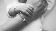 "Ceux qui disent que c'est glauque ne l'ont jamais vécu et ne savent pas le bien que cela fait. Et si grâce au photographe, les familles peuvent vivre un petit bout d'histoire avec leur bébé, ça vaut le coup" Mélanie Van Avermaet, photographe bénévole "Ceux qui disent que c'est glauque ne l'ont jamais vécu et ne savent pas le bien que cela fait. Et si grâce au photographe, les familles peuvent vivre un petit bout d'histoire avec leur bébé, ça vaut le coup" Mélanie Van Avermaet, photographe bénévole