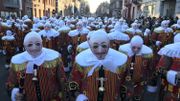 La parade des Gilles de Binche: vers la Grand Place et la remise des médailles La parade des Gilles de Binche: vers la Grand Place et la remise des médailles