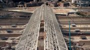 La charpente métallique est LA pièce centrale de la gare de Mons. Cinq entreprises se sont succédées pour tenter de la terminer mais aujourd'hui, 6 ans après le début des travaux, elle n'est toujours pas finie. La charpente métallique est LA pièce centrale de la gare de Mons. Cinq entreprises se sont succédées pour tenter de la terminer mais aujourd'hui, 6 ans après le début des travaux, elle n'est toujours pas finie.