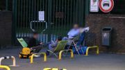 Inscriptions dans le secondaire: plusieurs parents ont passé la nuit devant la grille, à Waterloo Inscriptions dans le secondaire: plusieurs parents ont passé la nuit devant la grille, à Waterloo