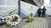 Les hommages continuent d'arriver à la station Maelbeek alors que les experts contineunt de passer les lieux au peigne fin. Les hommages continuent d'arriver à la station Maelbeek alors que les experts contineunt de passer les lieux au peigne fin.