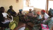 Dans le village d’Ibi, en pays Dogon, Madina Bocoum sensibilise les femmes leader des Organisations Communautaires de Base (2014) Dans le village d’Ibi, en pays Dogon, Madina Bocoum sensibilise les femmes leader des Organisations Communautaires de Base (2014)