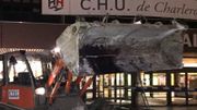 Les voleurs ont arraché la paroi du distributeur et l'ont ensuite emporté. Les voleurs ont arraché la paroi du distributeur et l'ont ensuite emporté.