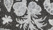 Détail d’un drap dentelle du MoMu, numérisé en ultra-haute résolution Détail d’un drap dentelle du MoMu, numérisé en ultra-haute résolution
