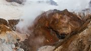 Le cratère fumant du volcan Mutnovsky : randonnée au cœur du volcan avec ses fumerolles, ses sources chaudes, ses bains de boue en ébullition... Le cratère fumant du volcan Mutnovsky : randonnée au cœur du volcan avec ses fumerolles, ses sources chaudes, ses bains de boue en ébullition...