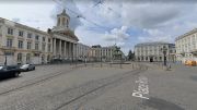 La place Royale telle qu'elle se présente aujourd'hui avec un tram qui passe de part et d'autre de la statue de Godefroid de Bouillon. La place Royale telle qu'elle se présente aujourd'hui avec un tram qui passe de part et d'autre de la statue de Godefroid de Bouillon.