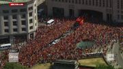 Une foule en liesse attend impatiemment les Diables rouges à la Grand-Place de Bruxelles Une foule en liesse attend impatiemment les Diables rouges à la Grand-Place de Bruxelles