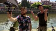 Namur : Deux frères pratiquent la pêche à l'aimant en bord de Sambre Namur : Deux frères pratiquent la pêche à l'aimant en bord de Sambre