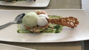 Un tartare de truite saumonée avec un espuma d'égopode pour découvrir les plantes sauvages comestibles Un tartare de truite saumonée avec un espuma d'égopode pour découvrir les plantes sauvages comestibles