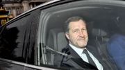 L'informateur Paul Magnette demande à être déchargé de sa mission et s'exprime sur les réseaux sociaux. Le Roi suspend sa décision et consulte. L'informateur Paul Magnette demande à être déchargé de sa mission et s'exprime sur les réseaux sociaux. Le Roi suspend sa décision et consulte.