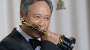 Ang Lee embrasse son trophée pour "L'Odyssée de Pi". Ang Lee embrasse son trophée pour "L'Odyssée de Pi".
