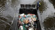 Une "barrière de bulles" pour piéger sans danger les déchets plastiques des canaux d'Amsterdam Une "barrière de bulles" pour piéger sans danger les déchets plastiques des canaux d'Amsterdam