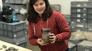 Amandine Pierlot, archéologue, tient un pichet presque intact datant du 14e siècle, sans doute fabriqué à Andenne. Que contenait-il ? Sans doute de l'eau, peut-être du vin. Amandine Pierlot, archéologue, tient un pichet presque intact datant du 14e siècle, sans doute fabriqué à Andenne. Que contenait-il ? Sans doute de l'eau, peut-être du vin.