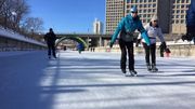Certains patinent tous les jours, d’autres montent sur des patins pour la première fois. Il est possible de les louer en bord de patinoire Certains patinent tous les jours, d’autres montent sur des patins pour la première fois. Il est possible de les louer en bord de patinoire
