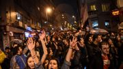 Au moins deux mille personnes sont descendues dans les rues à Istanbul lundi soir pour contester le résultat du référendum Au moins deux mille personnes sont descendues dans les rues à Istanbul lundi soir pour contester le résultat du référendum