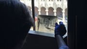 l'historienne, cheffe de travaux aux archives de l'Etat, Laurence Druez examinant un négatif en verre de l'intérieur d'une habitation, sans doute le lieu d'un crime. l'historienne, cheffe de travaux aux archives de l'Etat, Laurence Druez examinant un négatif en verre de l'intérieur d'une habitation, sans doute le lieu d'un crime.