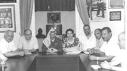 Membres de la délégation palestinienne de l'OLP autour de Yasser Arafat en aout 1993, lors de négociations de paix à Tunis. Saëb Erakat est le quatrième en partant de la droite. Membres de la délégation palestinienne de l'OLP autour de Yasser Arafat en aout 1993, lors de négociations de paix à Tunis. Saëb Erakat est le quatrième en partant de la droite.