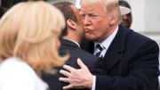 Une accolade et une bise initiée par Emmanuel Macron. Donald Trump a suivi le mouvement. Une accolade et une bise initiée par Emmanuel Macron. Donald Trump a suivi le mouvement.