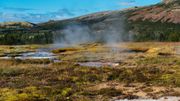 Dans la région de Flúdir, comme partout en Islande, le sol est bouillonnant, fumant et la chaleur naturelle est visible à l’œil nu. Dans la région de Flúdir, comme partout en Islande, le sol est bouillonnant, fumant et la chaleur naturelle est visible à l’œil nu.