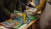 Le public fouille les piles de dessins. Le public fouille les piles de dessins.