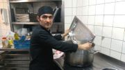 Majid Akbari souhaite cuire le riz lui-même. Majid Akbari souhaite cuire le riz lui-même.