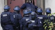 La police détruit la porte de l'église de Saint-Denis La police détruit la porte de l'église de Saint-Denis