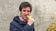 Chez Biogaz, Adrien Stévart n'hésite pas à manger ces poires avant leur tarnsformation Chez Biogaz, Adrien Stévart n'hésite pas à manger ces poires avant leur tarnsformation