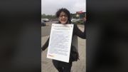 Élodie attend de pied ferme les participants à ce meeting d'un parti politique traditionnel. Élodie attend de pied ferme les participants à ce meeting d'un parti politique traditionnel.