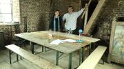 Géraldine Piret et Laurent Claes de la fabrique d'église devant les tables dans le clocher où les élèves peuvent étudier pendant le baptême Géraldine Piret et Laurent Claes de la fabrique d'église devant les tables dans le clocher où les élèves peuvent étudier pendant le baptême