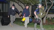 Les enquêteurs emportent plusieurs sacs suite à la perquisition qui a eu lieu à Revere, 364, Ocean Avenue Les enquêteurs emportent plusieurs sacs suite à la perquisition qui a eu lieu à Revere, 364, Ocean Avenue