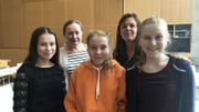 La préfète et la proviseure de l'école entourées de trois élèves La préfète et la proviseure de l'école entourées de trois élèves
