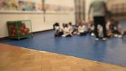 Du balatum a dû être collé sur les vieux carrelages pour assurer la sécurité des enfants aux cours de sports Du balatum a dû être collé sur les vieux carrelages pour assurer la sécurité des enfants aux cours de sports