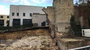 Il y a deux ans, le dimanche 18 novembre 2018 au matin, on découvre que ce mur du 13ème siècle s'est effondré. Heureusement, il n'y avait personne à ce moment-là dans la cour de l'école où les débris sont tombés Il y a deux ans, le dimanche 18 novembre 2018 au matin, on découvre que ce mur du 13ème siècle s'est effondré. Heureusement, il n'y avait personne à ce moment-là dans la cour de l'école où les débris sont tombés